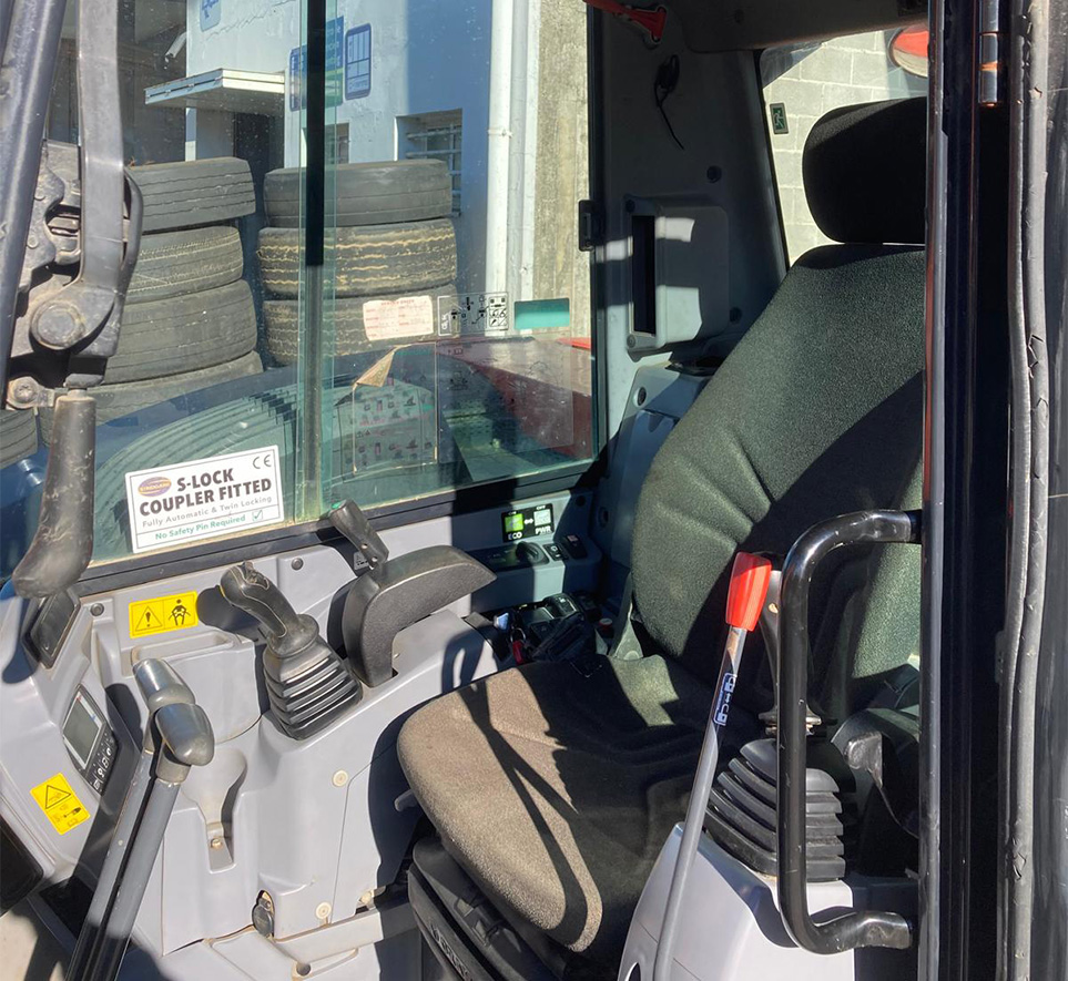 EXCAVADORA KUBOTA KX080-4_02